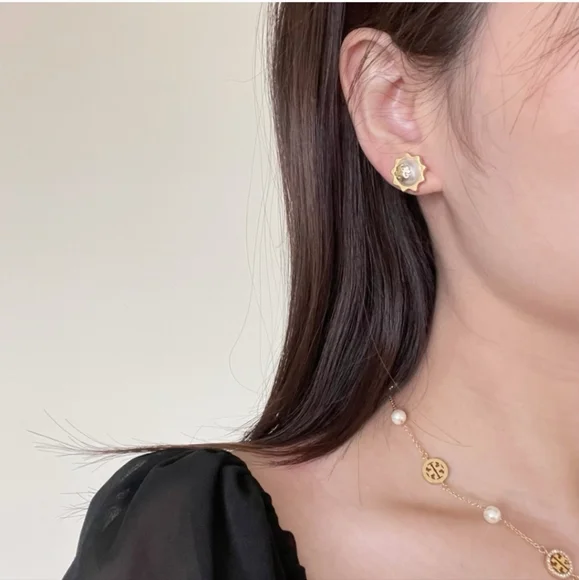 *** SOLD *** Tory Burch Sunflowers Pearl & Gold Logo Stud Earrings - Picture 5 of 11